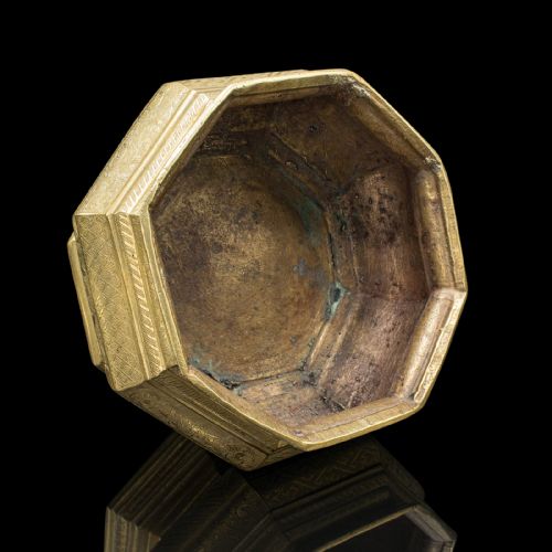 ANTIQUE TEMPLE BETEL NUT DISH INDONESIAN ENGRAVED BRASS SIREH STAND VICTORIAN - ADDITIONAL PHOTO 7