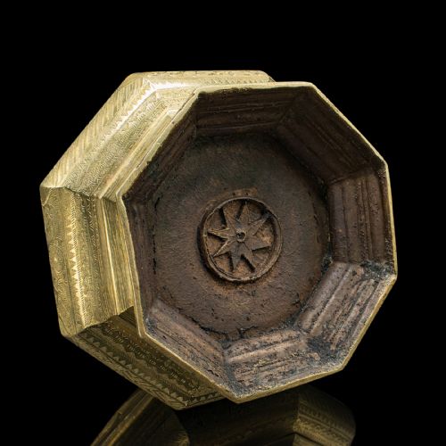 ANTIQUE TEMPLE BETEL NUT DISH INDONESIAN ENGRAVED BRASS SIREH STAND VICTORIAN - ADDITIONAL PHOTO 8