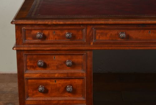 VERY FINE MAHOGANY PEDESTAL DESK STAMPED FOR JAMES WINTER SONS - ADDITIONAL PHOTO 3