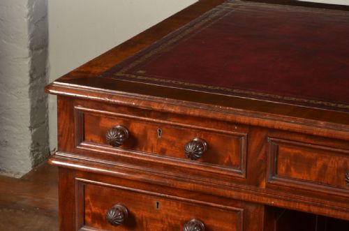 VERY FINE MAHOGANY PEDESTAL DESK STAMPED FOR JAMES WINTER SONS - ADDITIONAL PHOTO 4