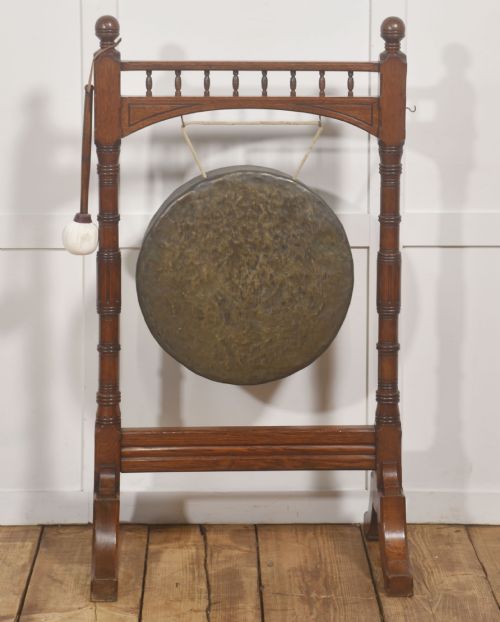Oak Country House Dinner Gong