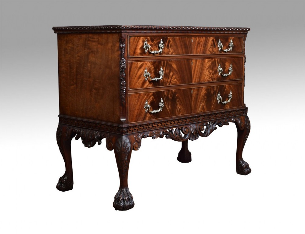 George II style chest of drawers 