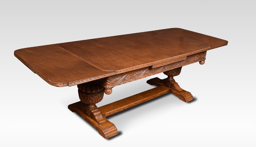 Impressive Oak Draw-Leaf Table of generous proportions