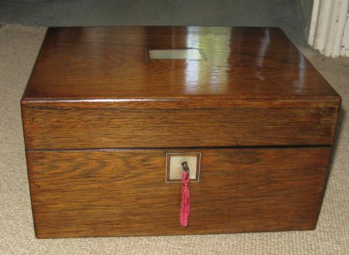 fig 2. VICTORIAN ROSEWOOD FITTED VANITY BOX circa 1860