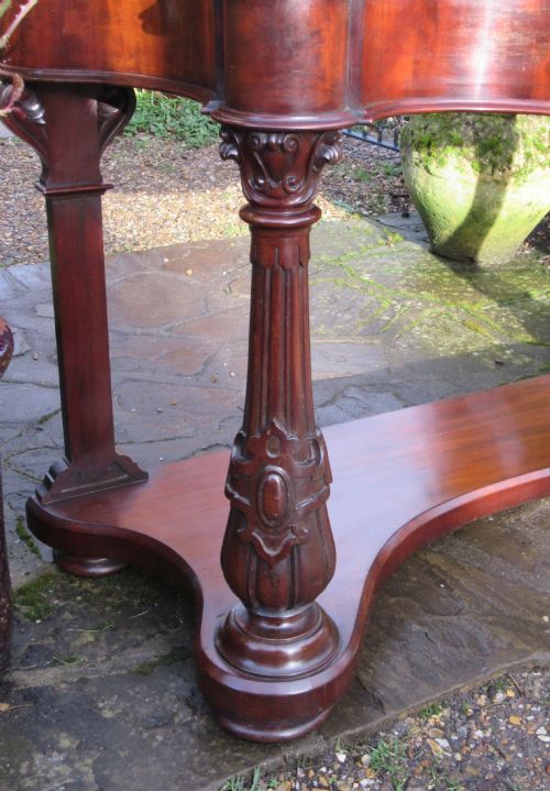 fig 1. FINE VICTORIAN MAHOGANY SERPENTINE DRESSING TABLE c1860
