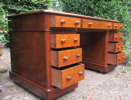 GOOD VICTORIAN MAHOGANY PEDESTAL DESK - ADDITIONAL PHOTO 3