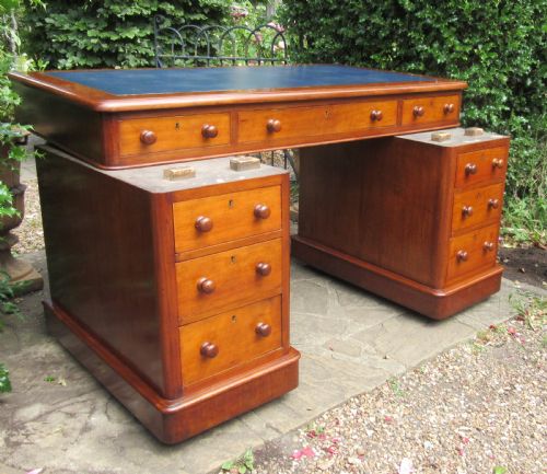 GOOD VICTORIAN MAHOGANY PEDESTAL DESK - ADDITIONAL PHOTO 4