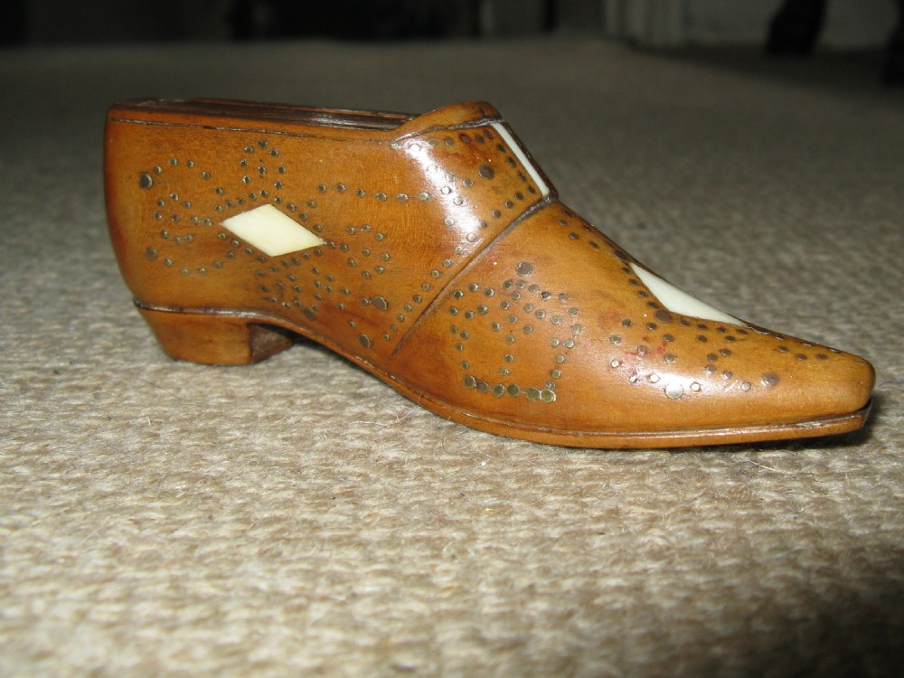 19th CENTURY TREEN SHOE SNUFF BOX