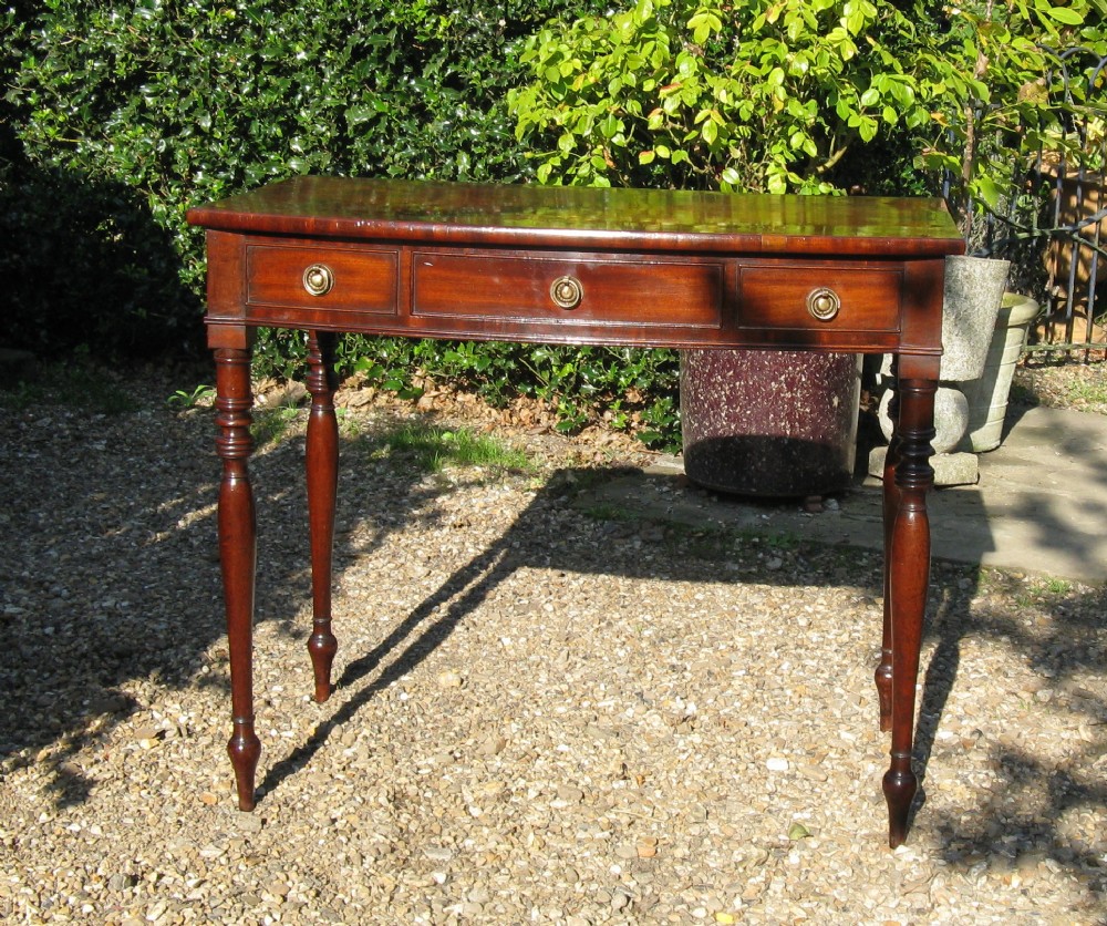FINE EARLY 19th CENTURY MAHOGANY BOW FRONT SIDE TABLE
