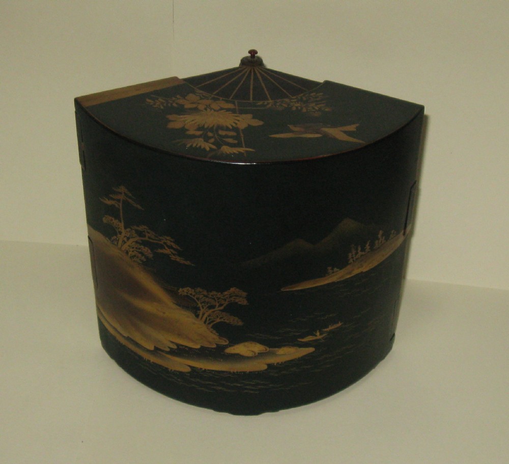 LACQUERED FAN-SHAPED JAPANESQUE TIERED CHOCOLATE BOX - CHOCOLAT MASSON PARIS - c1900