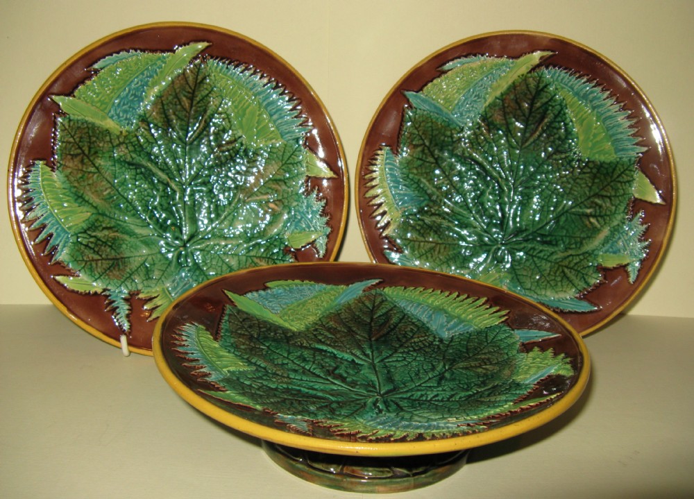 PAIR OF GEORGE JONES MAJOLICA LEAF PLATES AND MATCHING COMPORT c1880