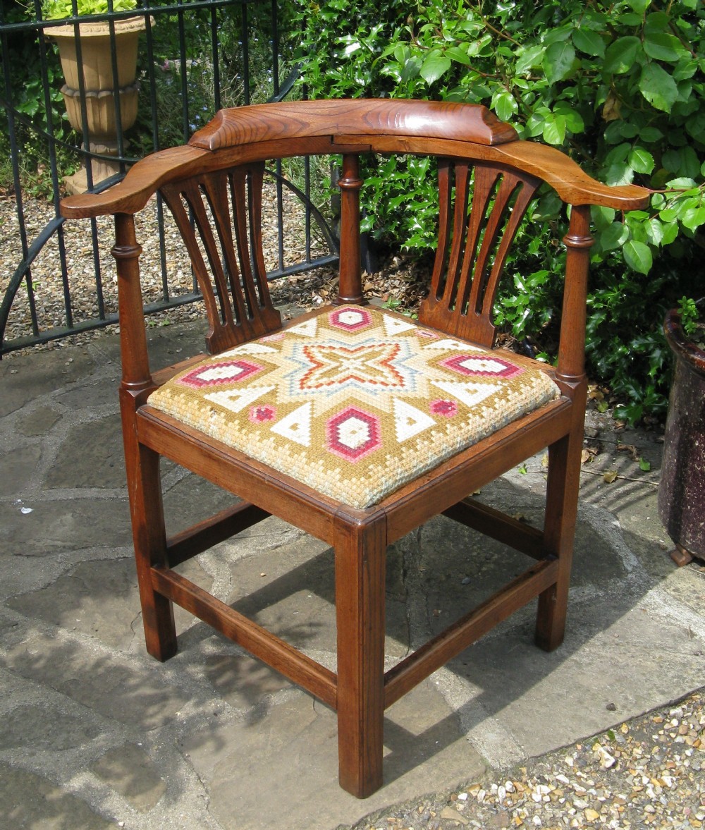 GEORGIAN ELM COUNTRY CORNER CHAIR circa 1800