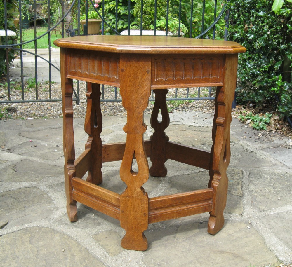 ARTS AND CRAFTS STYLE PEGGED OAK COFFEE OR LAMP TABLE circa 1900