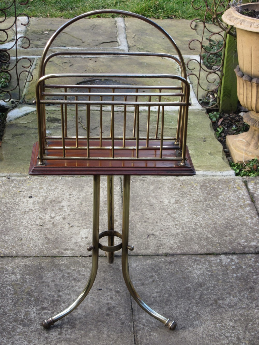EDWARDIAN WALNUT AND BRASS REVOLVING MAGAZINE RACK - STAMPED HALL BIRMINGHAM 