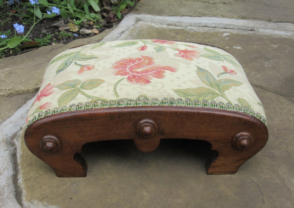 PRETTY VICTORIAN WALNUT FOOTSTOOL circa 1860