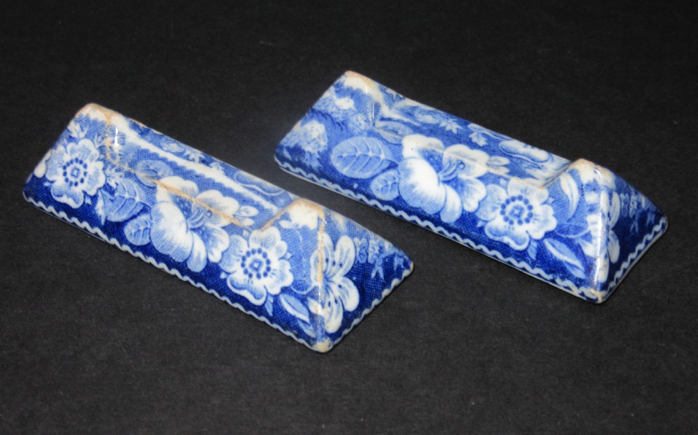 PAIR OF ENGLISH BLUE & WHITE TRANSFER PRINTED KNIFE RESTS