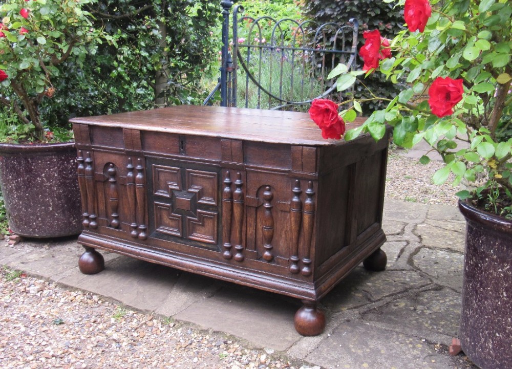 EARLY 18th CENTURY OAK COFFER CHEST