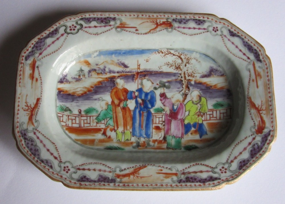 SMALL LATE 18th CENTURY CHINESE PORCELAIN OCTAGONAL PLATTER
