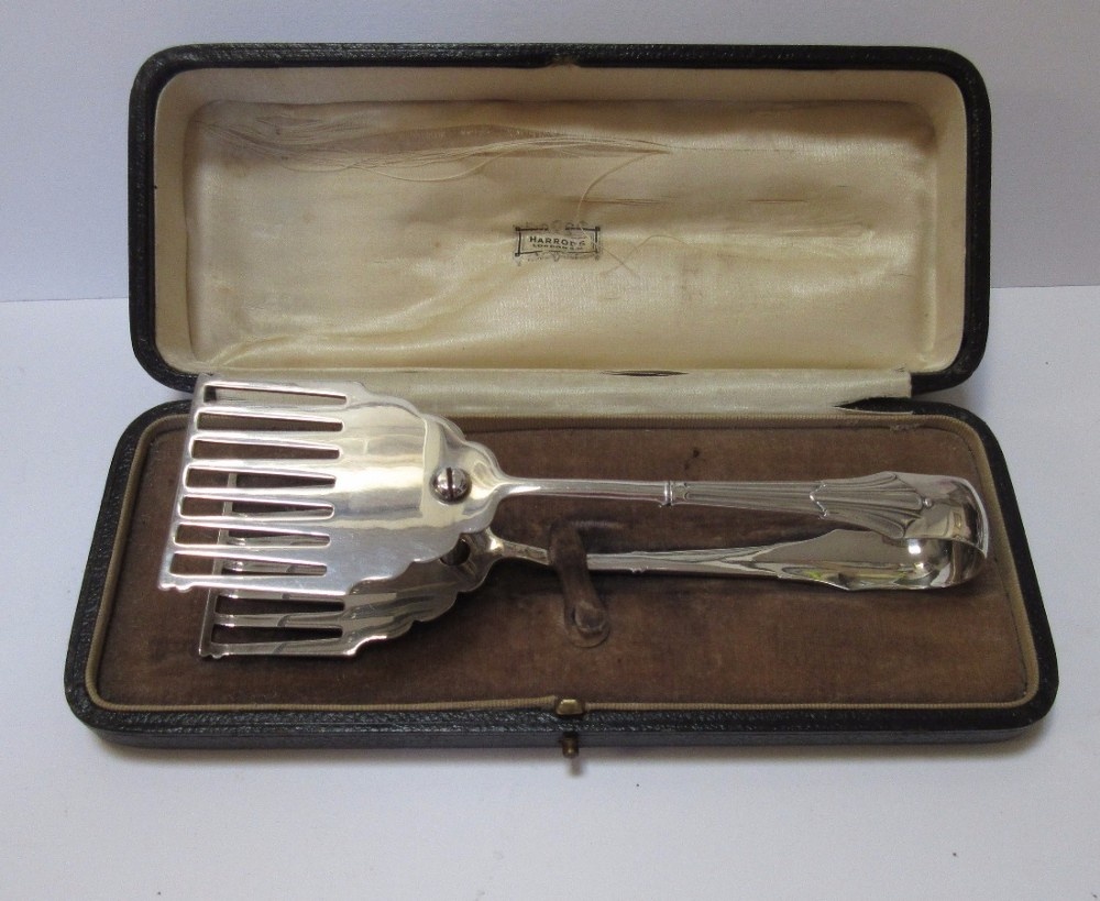 BOXED PAIR OF SILVER ASPARAGUS TONGS SHEFFIELD 1928