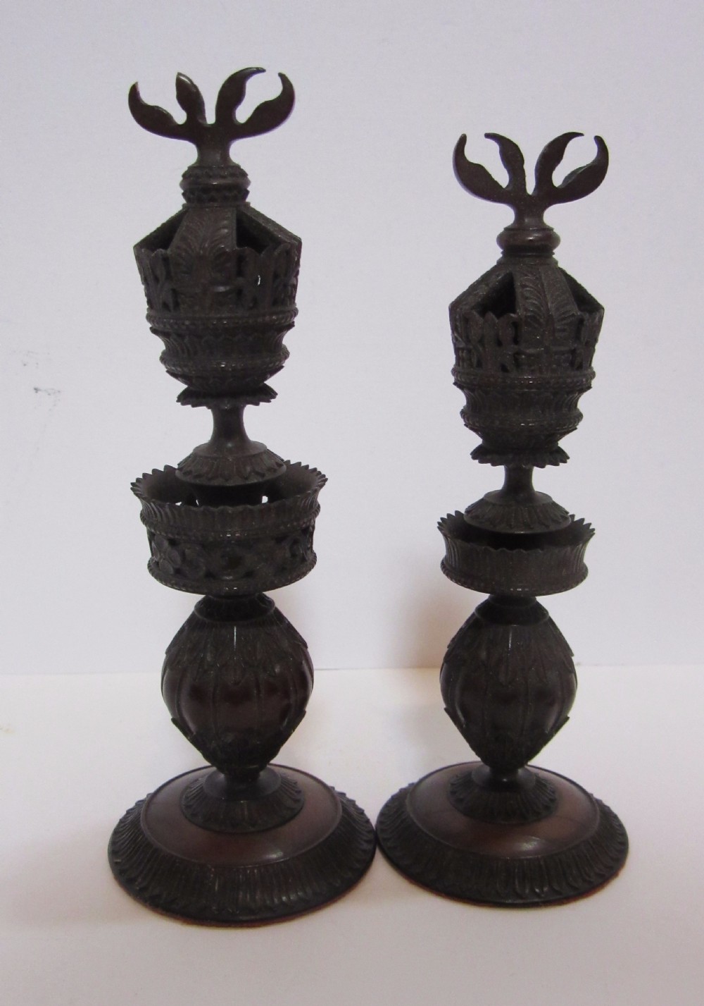19th C CARVED VIZAGAPATAM CHESS SET View V