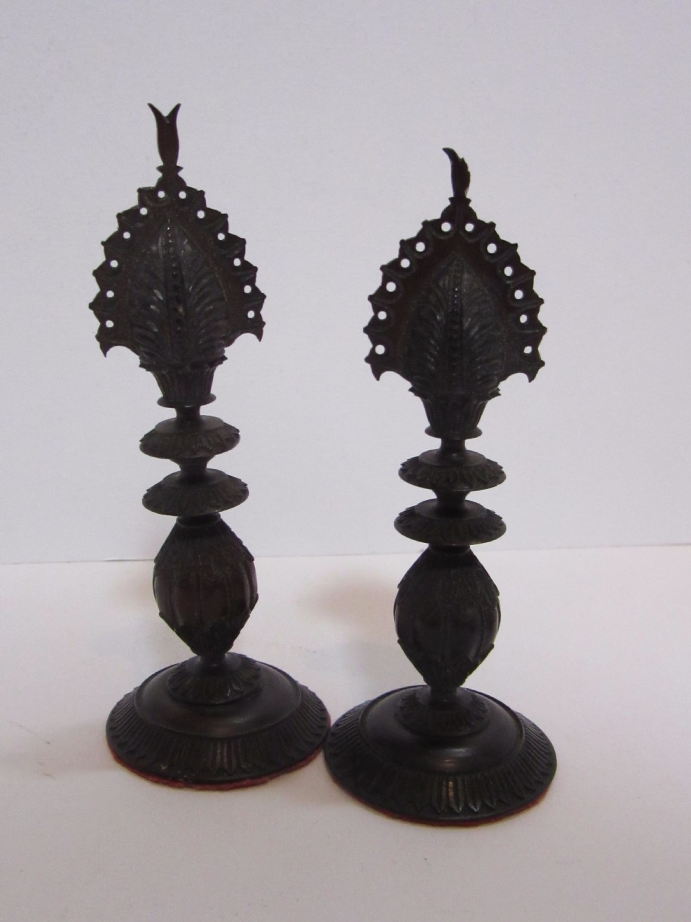 19th C CARVED VIZAGAPATAM CHESS SET View VII