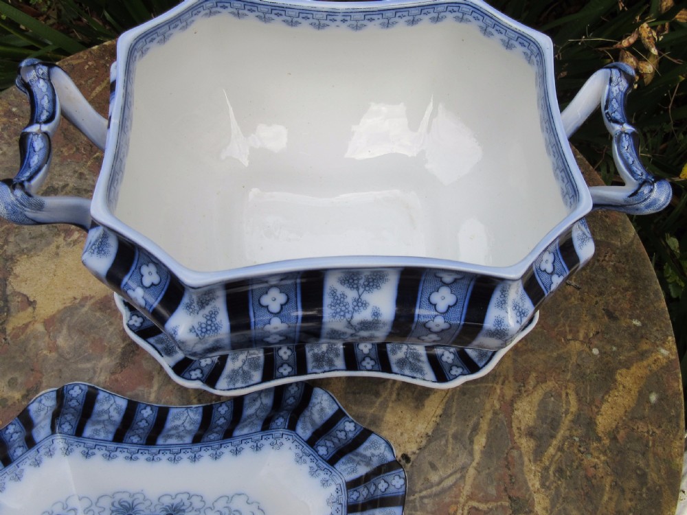 STAFFORDSHIRE BLUE & WHITE CORINTHIAN FLUTE TUREEN, COVER AND STAND c1910 View IV