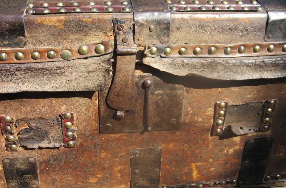 SMALL GEORGIAN FURNELL & BAGNAL HIDE TRAVELLING TRUNK c1810 View III