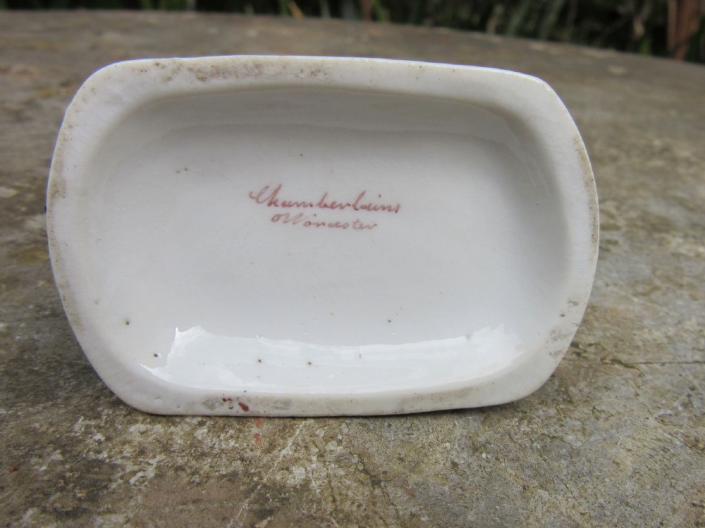 CHAMBERLAIN'S WORCESTER PORCELAIN PUG DOG c1830 View V