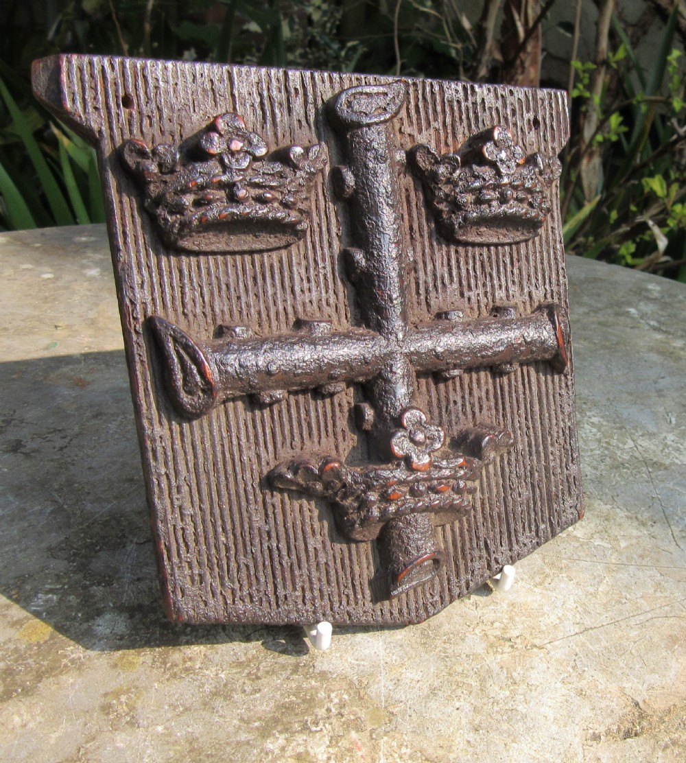 19th CENTURY CARVED OAK COLCHESTER COAT OF ARMS View III