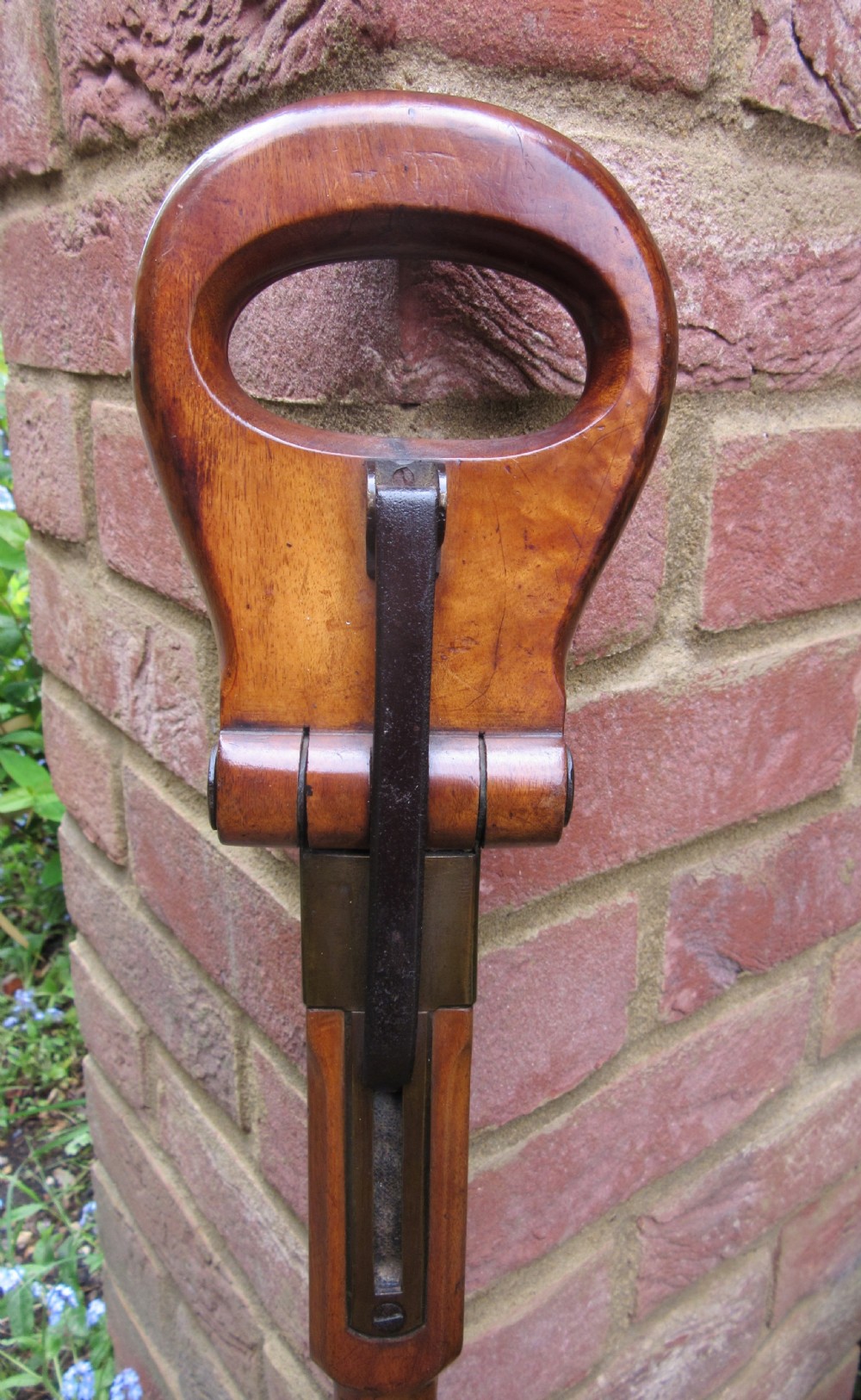 GEORGIAN SATINWOOD ARMORIAL SHOOTING STICK  View II