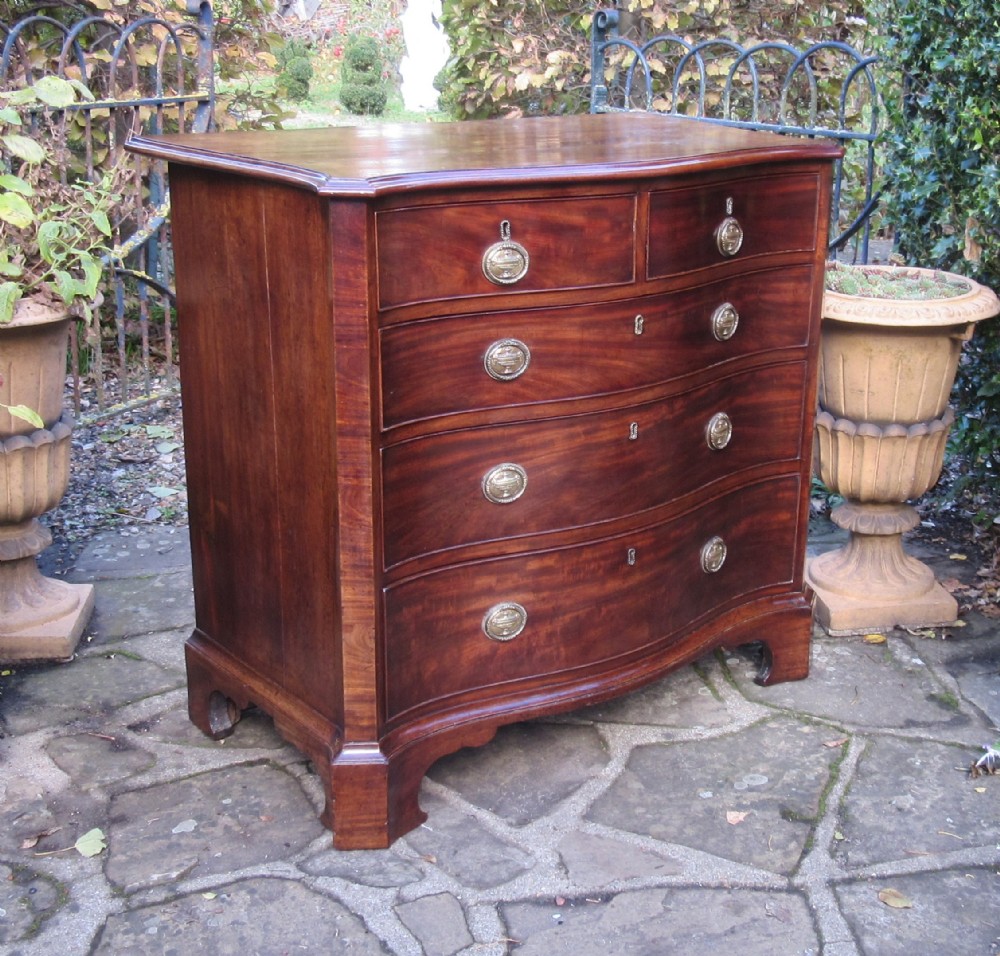 SMALL GEORGE III MAHOGANY SERPENTINE CHEST OF DRAWERS