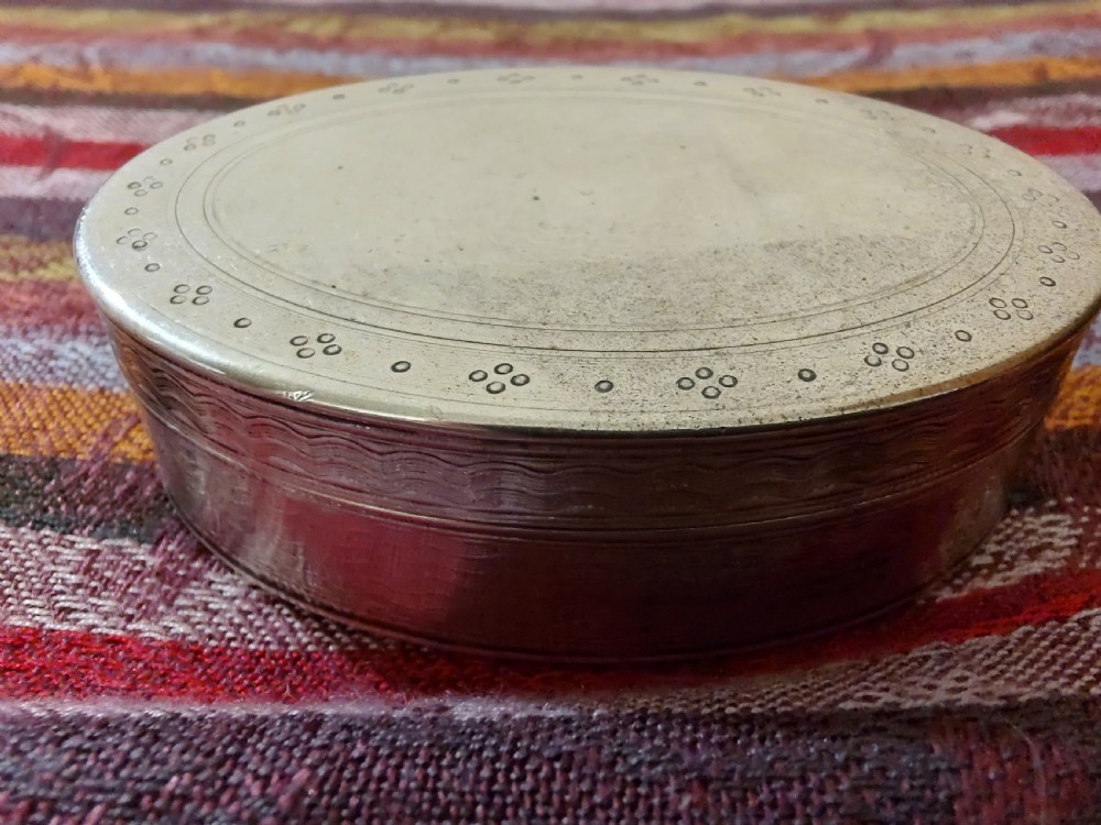 An oval Edwardian silver snuff box with an engraved dot pattern along the edge of the lid. View II