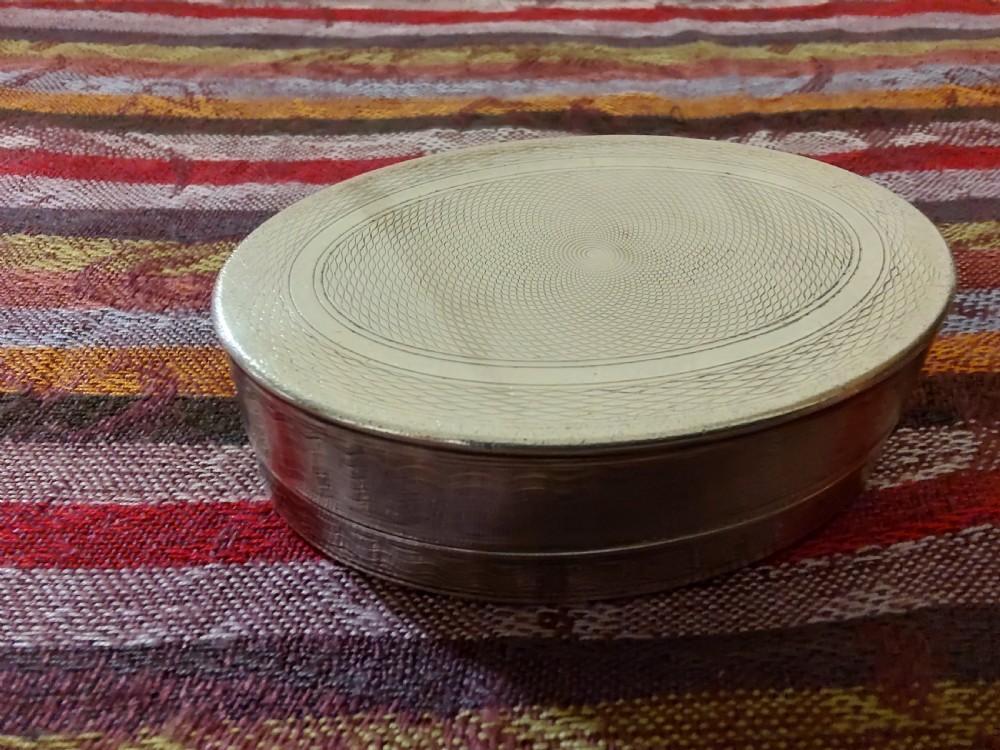 An oval Edwardian silver snuff box with an engraved dot pattern along the edge of the lid. View IV