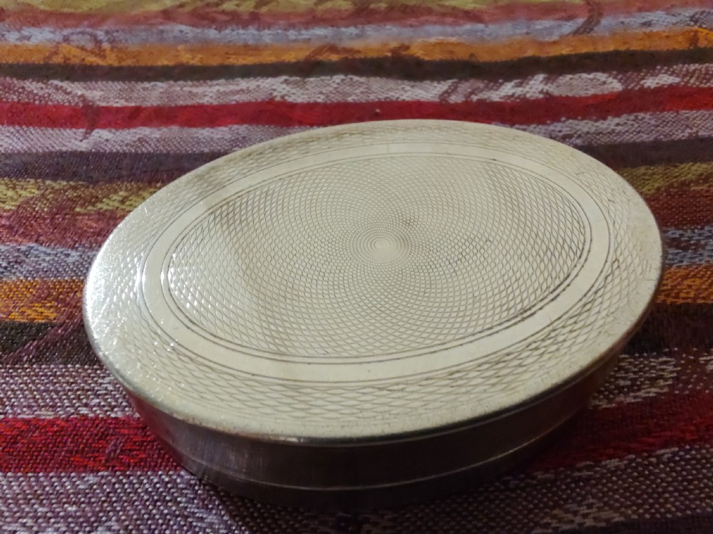 An oval Edwardian silver snuff box with an engraved dot pattern along the edge of the lid. View V