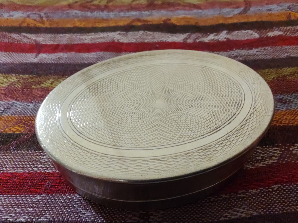 An oval Edwardian silver snuff box with an engraved dot pattern along the edge of the lid. View VI