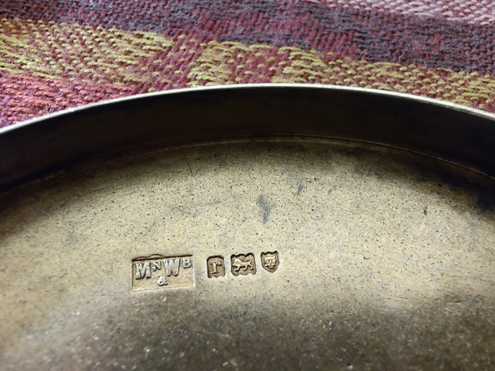 An oval Edwardian silver snuff box with an engraved dot pattern along the edge of the lid. View X