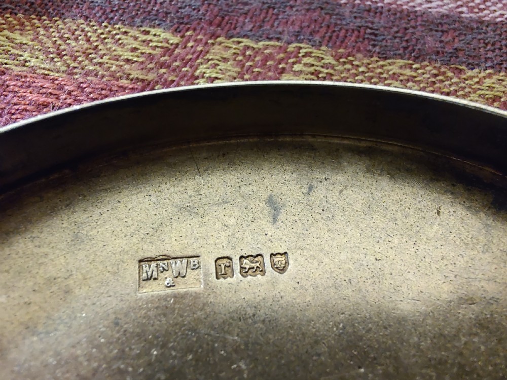 An oval Edwardian silver snuff box with an engraved dot pattern along the edge of the lid. View XI