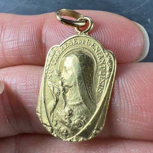 FRENCH RELIGIOUS 18K YELLOW GOLD ST THERESE CHARM PENDANT - ADDITIONAL PHOTO 4
