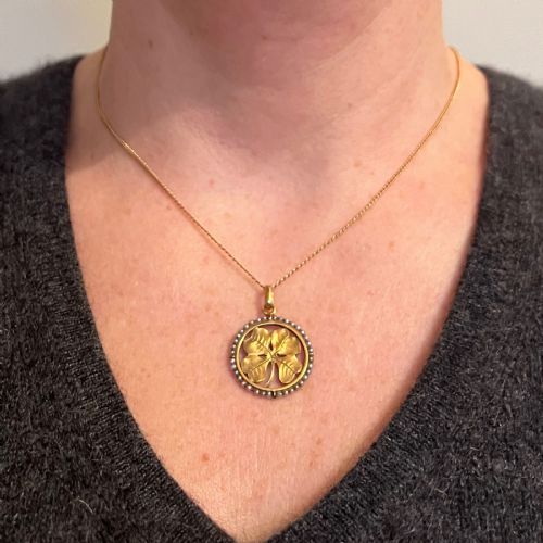 FRENCH LUCKY SHAMROCK FOUR LEAF CLOVER 18K YELLOW GOLD PEARL CHARM PENDANT - ADDITIONAL PHOTO 3