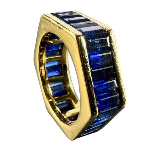 hexagonal 6 carat blue sapphire 18k yellow gold eternity ring - CATEGORY: ANTIQUE JEWELLERY - DATED 1960