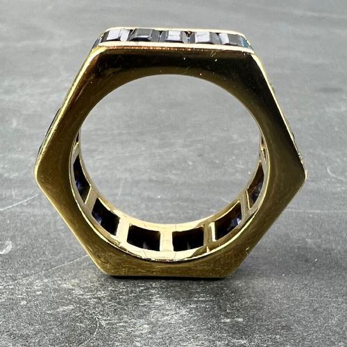 HEXAGONAL 6 CARAT BLUE SAPPHIRE 18K YELLOW GOLD ETERNITY RING - ADDITIONAL PHOTO 2