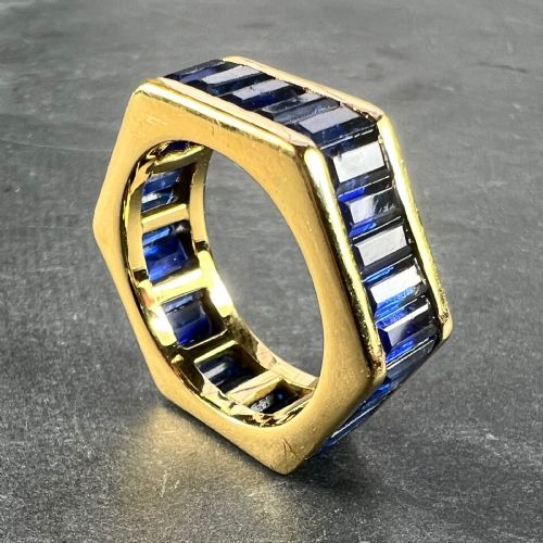 HEXAGONAL 6 CARAT BLUE SAPPHIRE 18K YELLOW GOLD ETERNITY RING - ADDITIONAL PHOTO 3