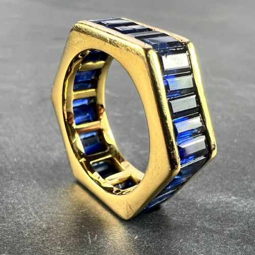 HEXAGONAL 6 CARAT BLUE SAPPHIRE 18K YELLOW GOLD ETERNITY RING - ADDITIONAL PHOTO 4