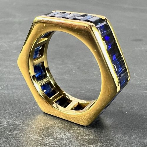 HEXAGONAL 6 CARAT BLUE SAPPHIRE 18K YELLOW GOLD ETERNITY RING - ADDITIONAL PHOTO 5