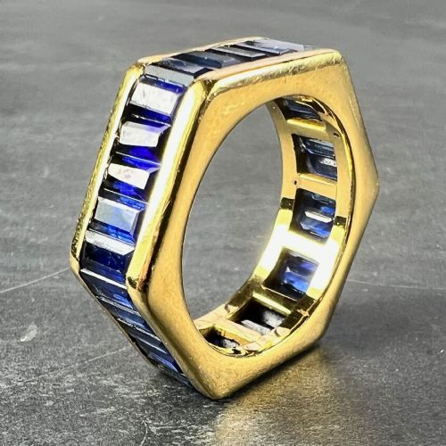 HEXAGONAL 6 CARAT BLUE SAPPHIRE 18K YELLOW GOLD ETERNITY RING - ADDITIONAL PHOTO 6