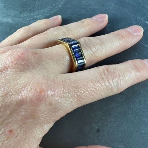 HEXAGONAL 6 CARAT BLUE SAPPHIRE 18K YELLOW GOLD ETERNITY RING - ADDITIONAL PHOTO 8