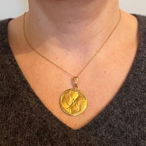 FRENCH MONIER LOVE HEART 'LE COEUR NE VIEILLIT JAMAIS' 18K YELLOW GOLD MEDAL PENDANT - ADDITIONAL PHOTO 3