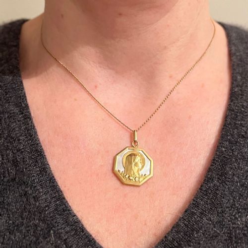 VIRGIN MARY MOTHER OF PEARL 18K YELLOW GOLD CHARM PENDANT - ADDITIONAL PHOTO 3
