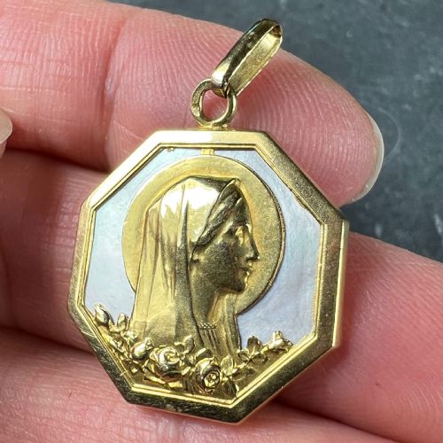 VIRGIN MARY MOTHER OF PEARL 18K YELLOW GOLD CHARM PENDANT - ADDITIONAL PHOTO 5