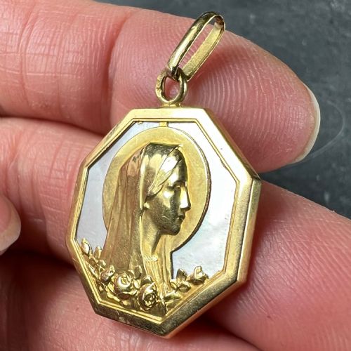 VIRGIN MARY MOTHER OF PEARL 18K YELLOW GOLD CHARM PENDANT - ADDITIONAL PHOTO 6